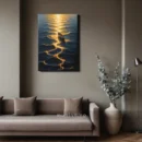 Lysende sti på vannet – digital kunst trykt på lerret, vist i en moderne interiørsetting. Elegant og stemningsfull veggkunst.