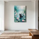 Myke bølger og rosa vannliljer i bakgrunnen av en gåtefull katt.