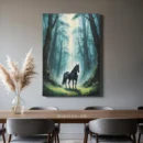 En svart hest i en mystisk, eventyrlig skog.